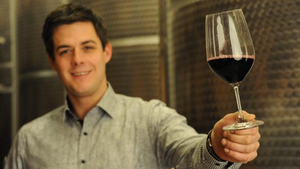 Christian Prickler verkostet seinen Rotwein