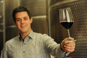 Christian Prickler verkostet seinen Rotwein